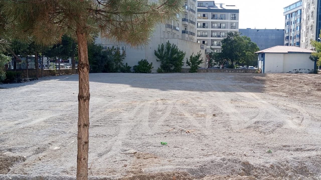 Van’da Otopark Olarak Kullanılıyordu! Zabıta Müdahale Etti, Alan Kapatıldı (6)