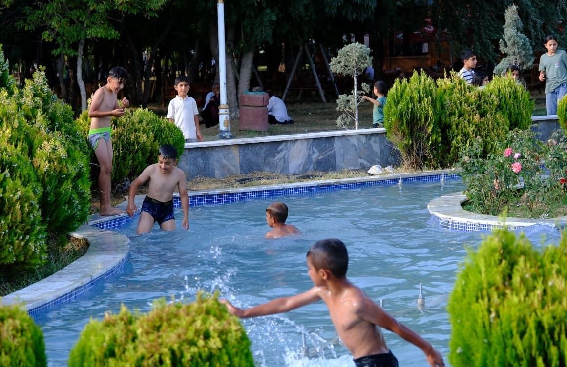 Van’da Sıcaktan Bunalan Çocuklar, Süs Havuzunda Serinledi (1)