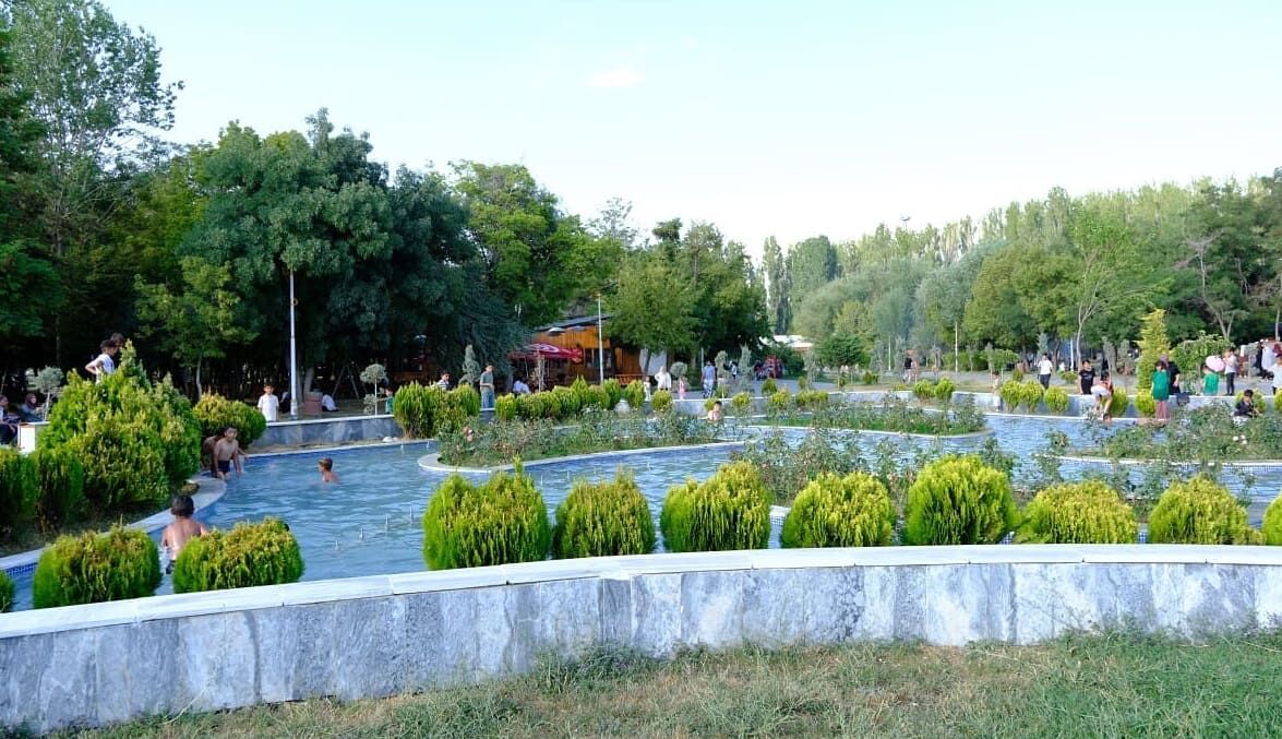Van’da Sıcaktan Bunalan Çocuklar, Süs Havuzunda Serinledi (2)
