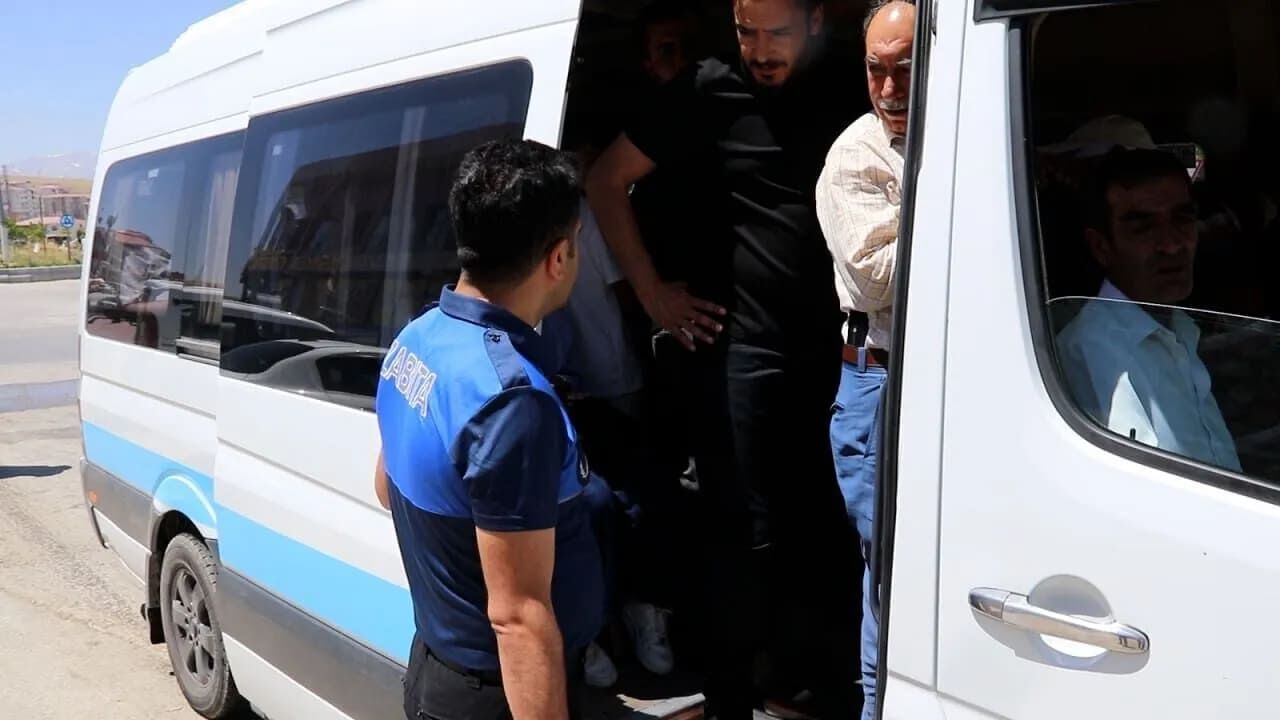 Van’da Toplu Taşıma Alarm Veriyor Yolcular Balık Istifi Taşınıyor (2)
