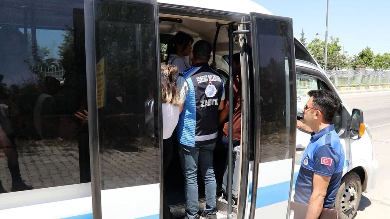 Van’da Toplu Taşıma Alarm Veriyor Yolcular Balık Istifi Taşınıyor (6)