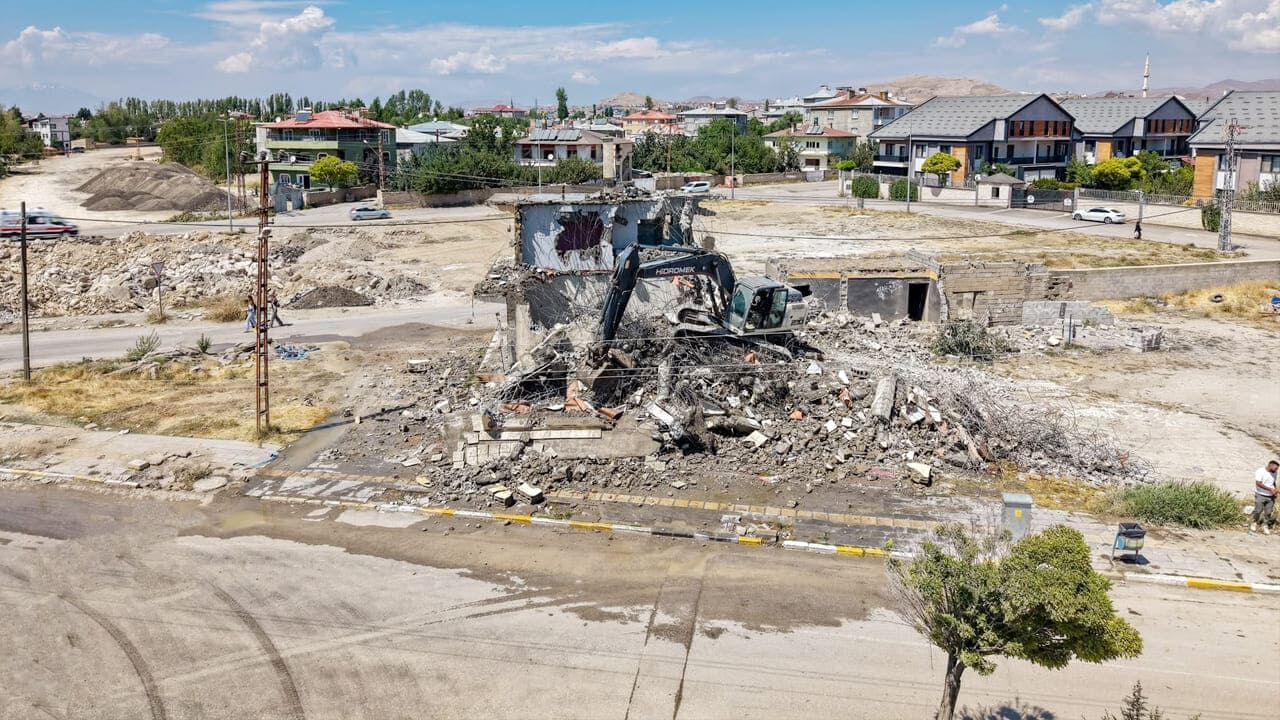 Van’da Trafiği Rahatlatacak Yeni Güzergâhta Yıkımlar Başladı (1)