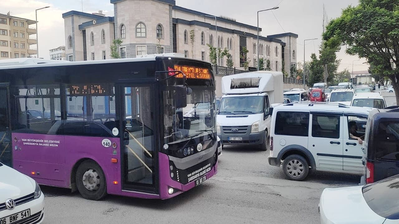 Van’da Trafik Çilesi Büyüyor Vatandaşlar Saatlerce Yollarda Bekliyor (2)