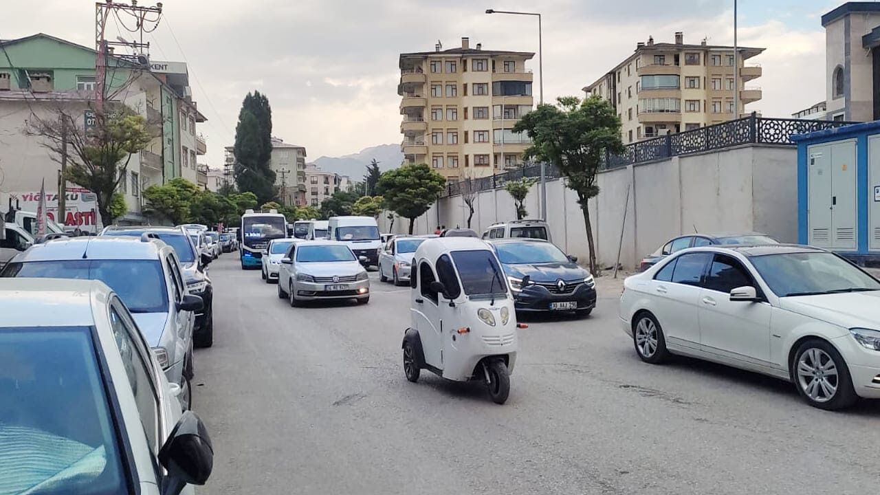 Van’da Trafik Çilesi Büyüyor Vatandaşlar Saatlerce Yollarda Bekliyor (4)