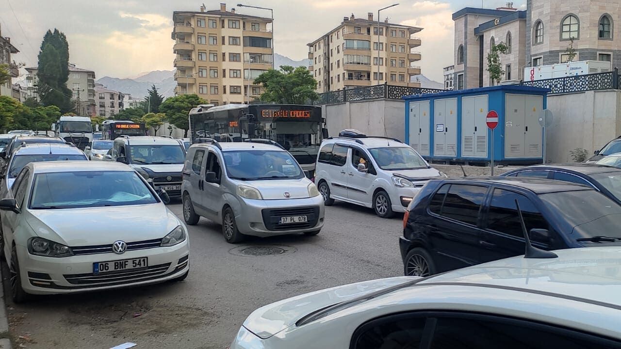 Van’da Trafik Çilesi Büyüyor Vatandaşlar Saatlerce Yollarda Bekliyor (5)