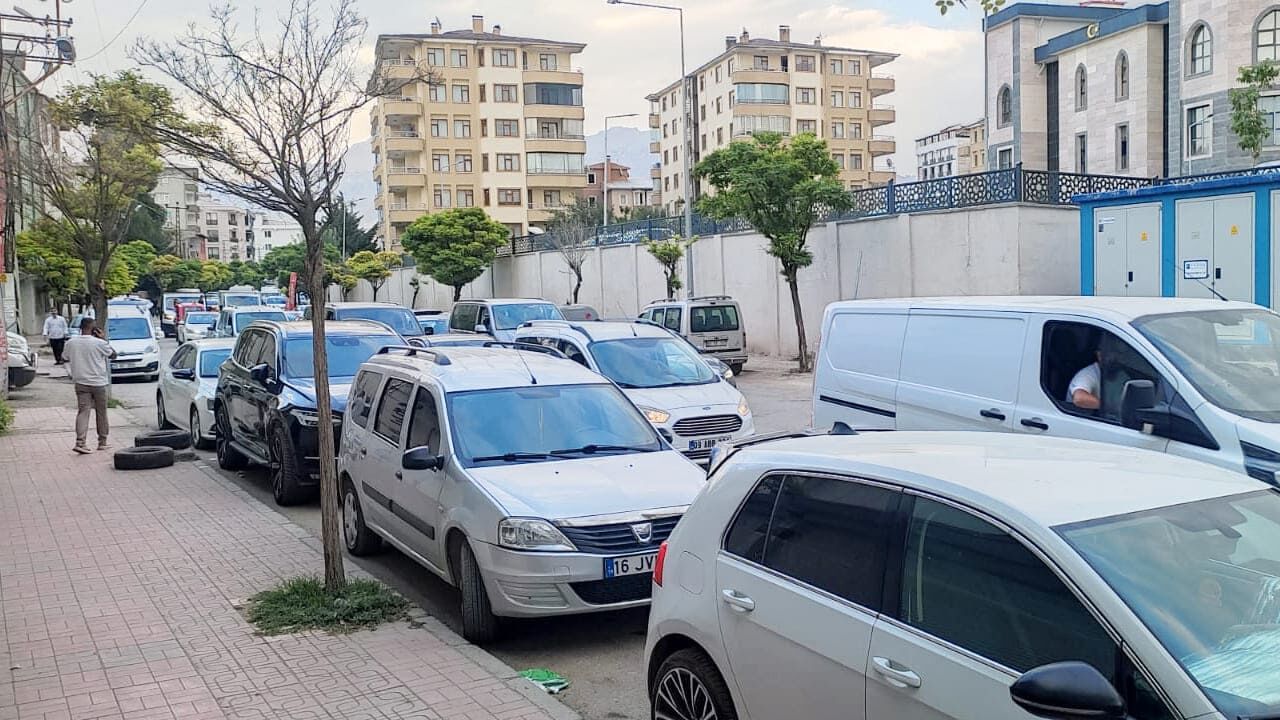 Van’da Trafik Çilesi Büyüyor Vatandaşlar Saatlerce Yollarda Bekliyor (6)