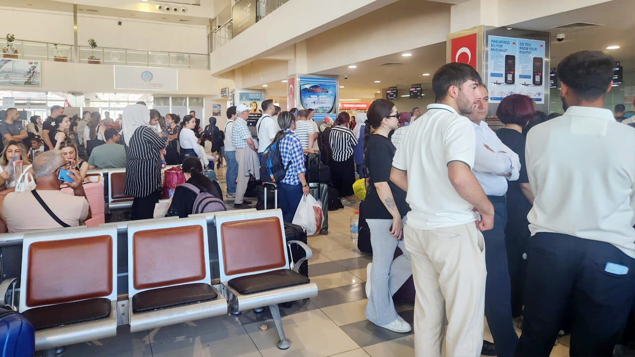 Van’da Uçuş Krizi! Yolcular Sabah 07.00’Den Beri Bekliyor (3)