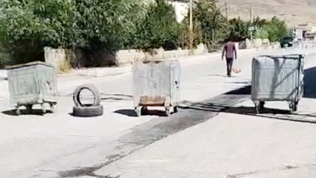 Van’da Vatandaşlar Yolu Kapattı! (1)
