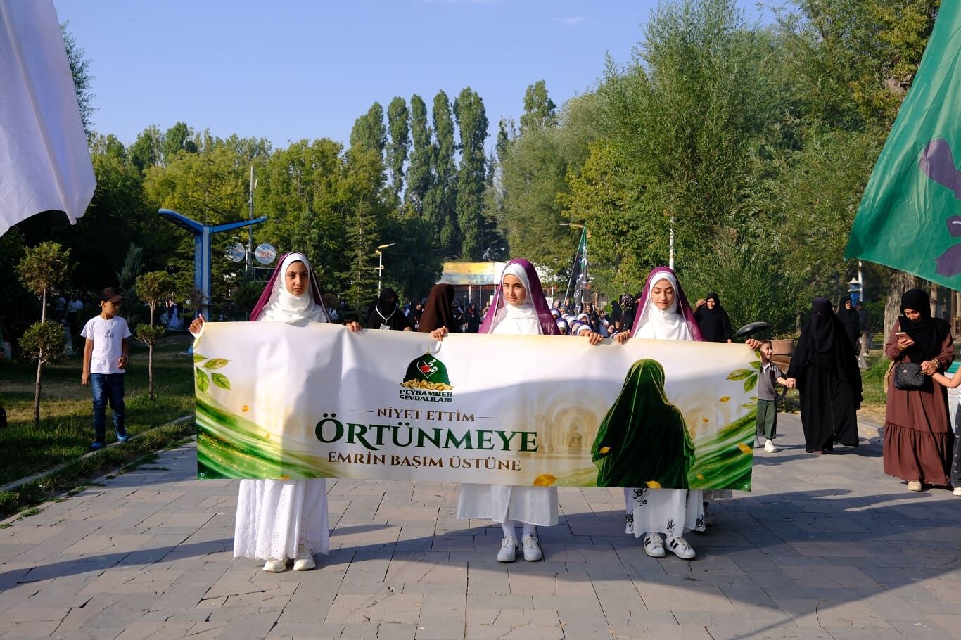 Van'da Yüzlerce Kız Tesettüre Girdi (2)