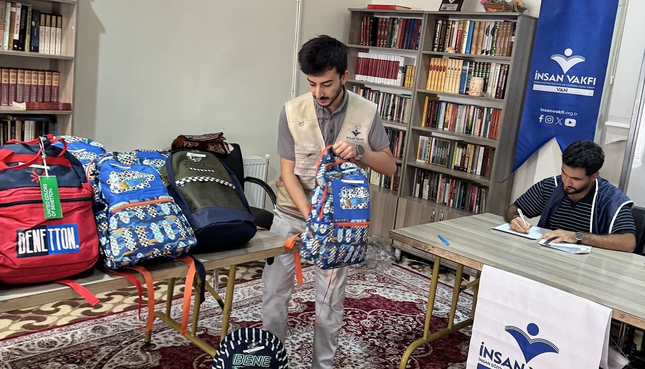 İnsan Vakfı, Van’ın 8 ilçesinde öğrencilere kırtasiye desteğinde bulundu