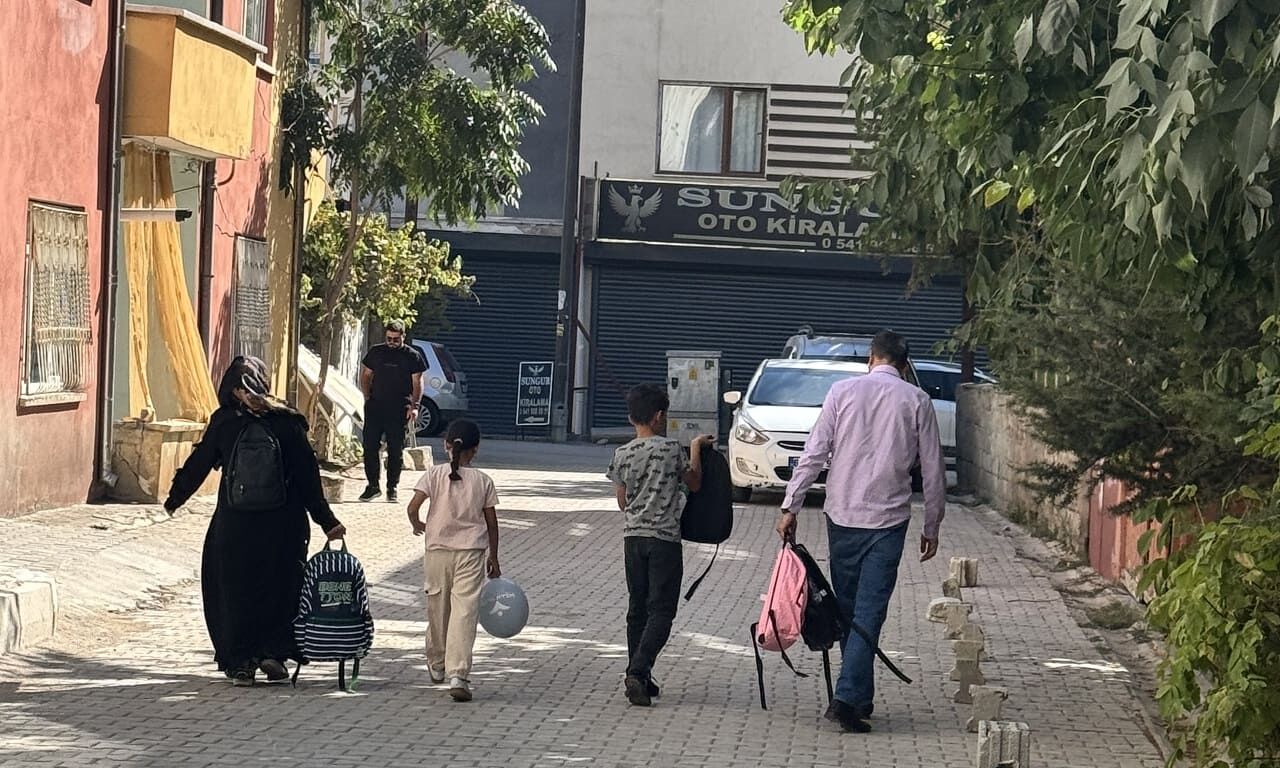 İnsan Vakfı Van’ın 8 Ilçesinde Öğrencilere Kırtasiye Desteğinde Bulundu (1)