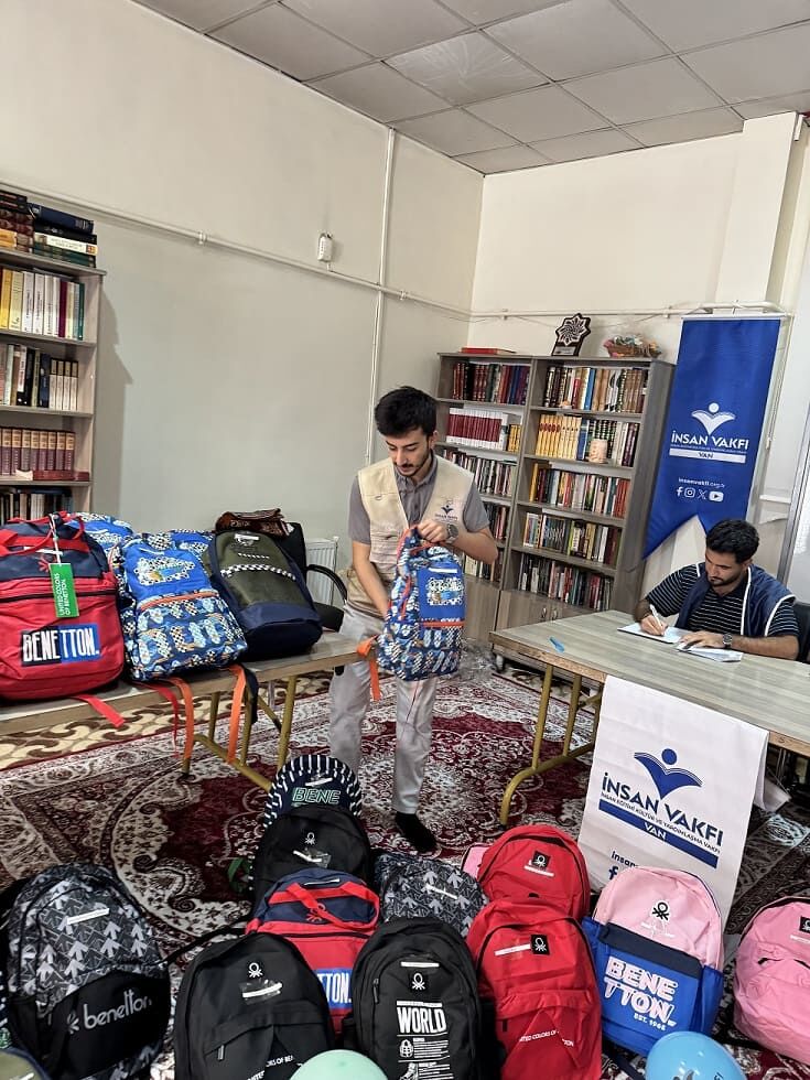 İnsan Vakfı Van’ın 8 Ilçesinde Öğrencilere Kırtasiye Desteğinde Bulundu (2)