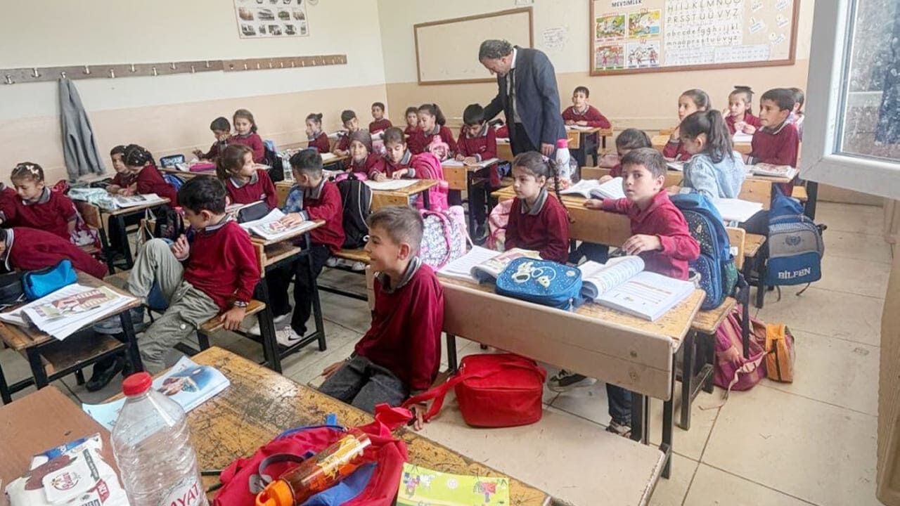 Müdür Yeşilova’dan okullara ziyaret