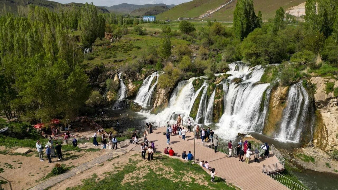 Muradiye Şelalesi’nde Değnekçilik Iddiası! (4)