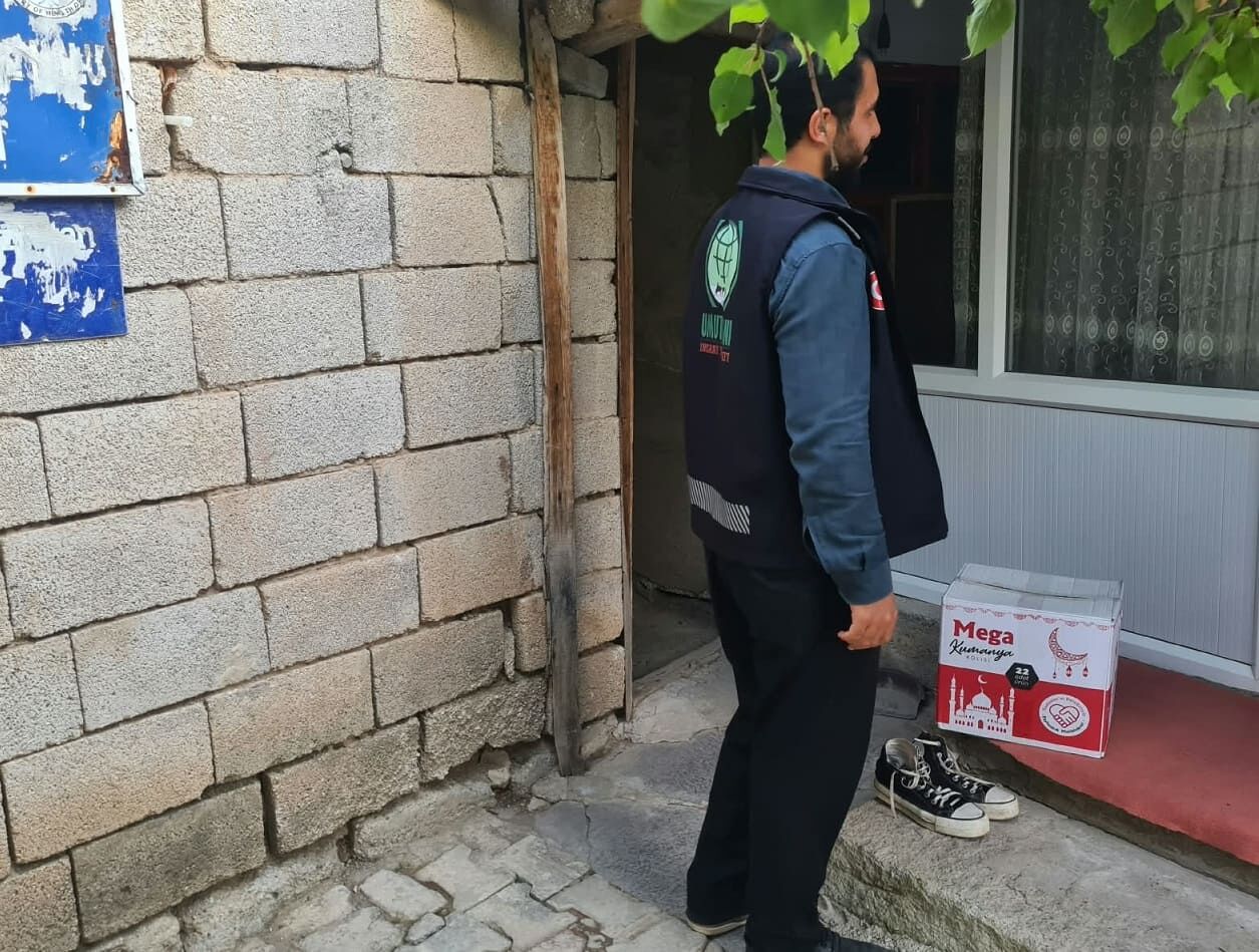 Umut Kervanı’ndan Muradiye’de Gıda Ve Nakdi Yardım (4)