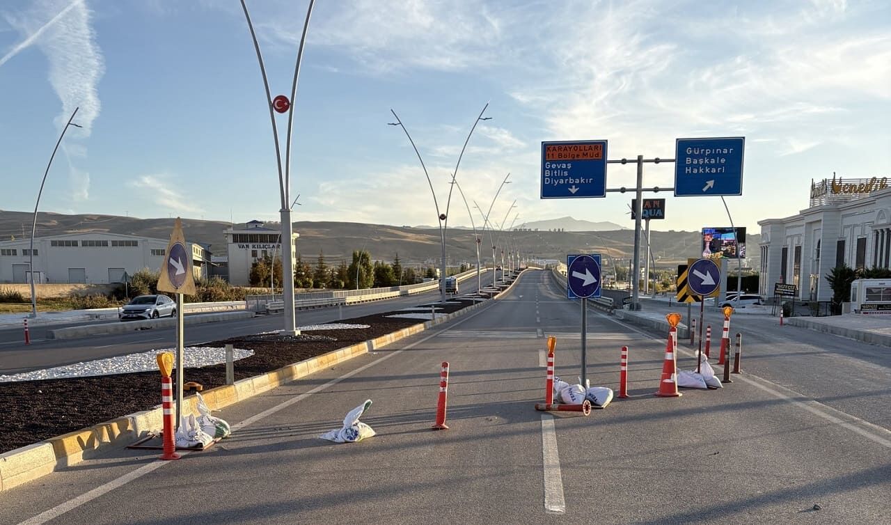 Van Edremit Köprülü Kavşağı Trafiğe Kapatıldı! Soruşturma Çağrısı (1)
