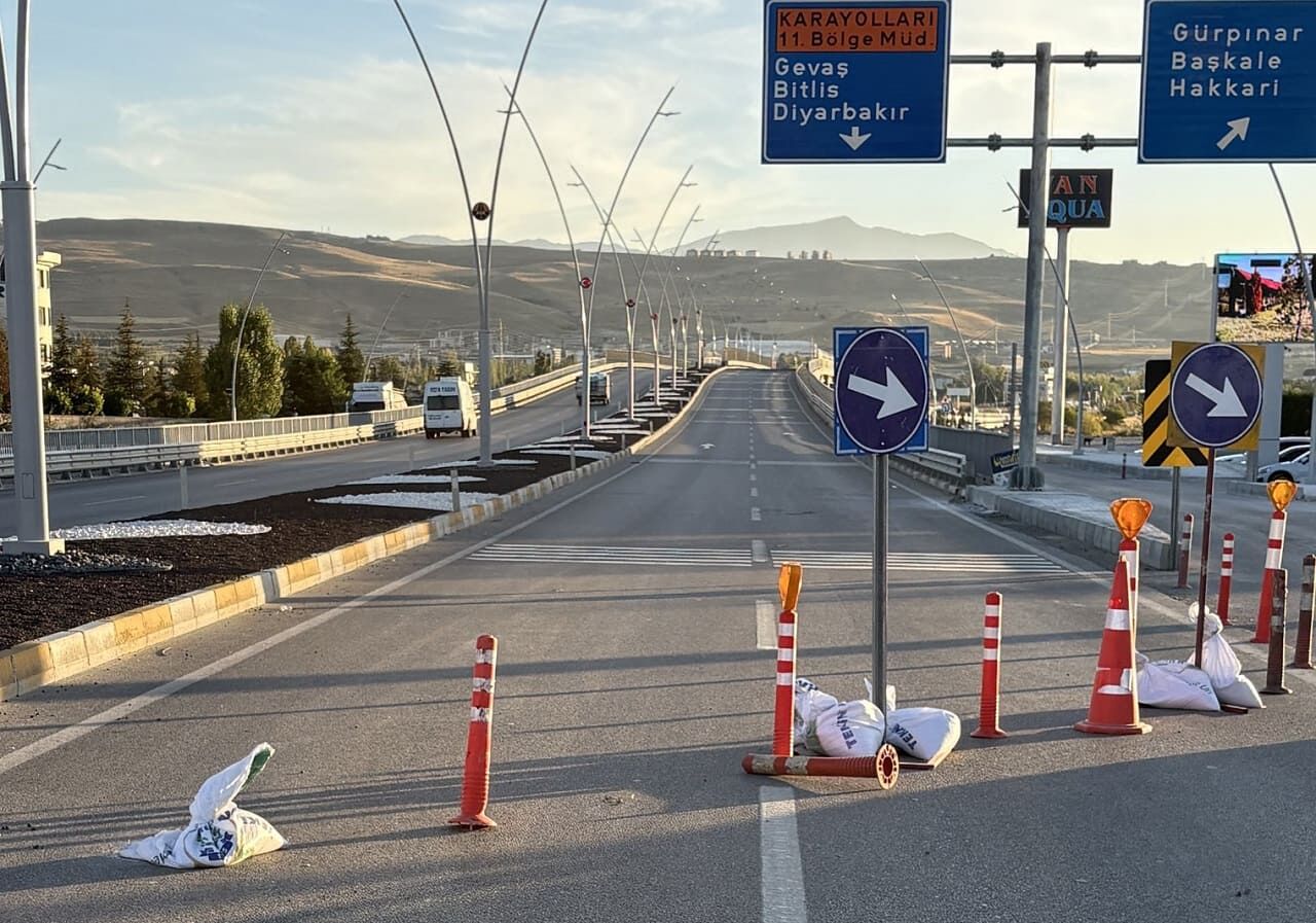 Van Edremit Köprülü Kavşağı Trafiğe Kapatıldı! Soruşturma Çağrısı (2)