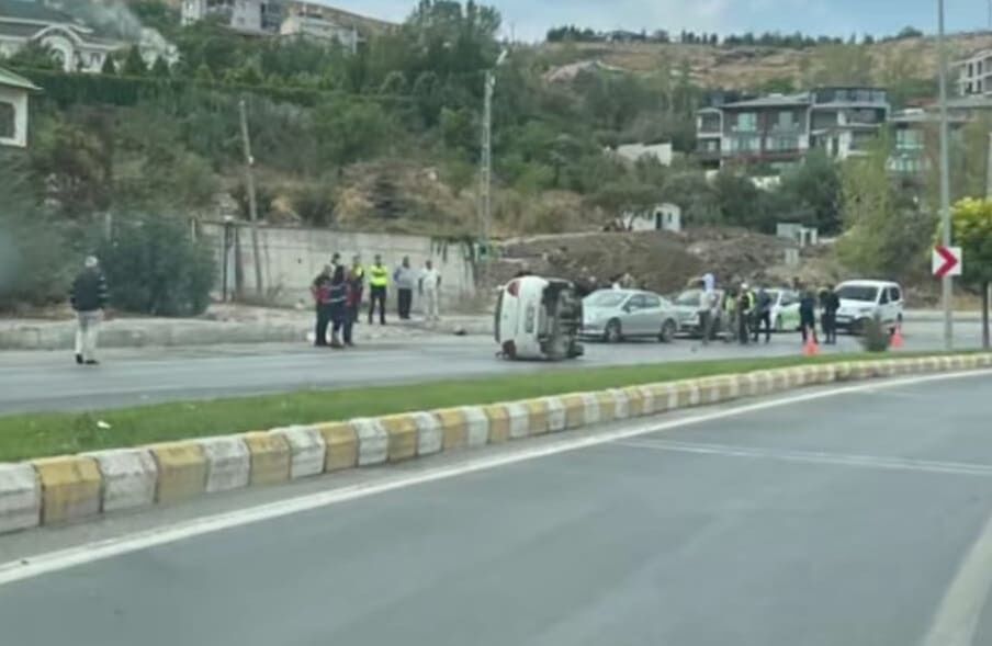 Van Edremit’te Iki Araç Çarpıştı! 4 Yaralı… (1)-1