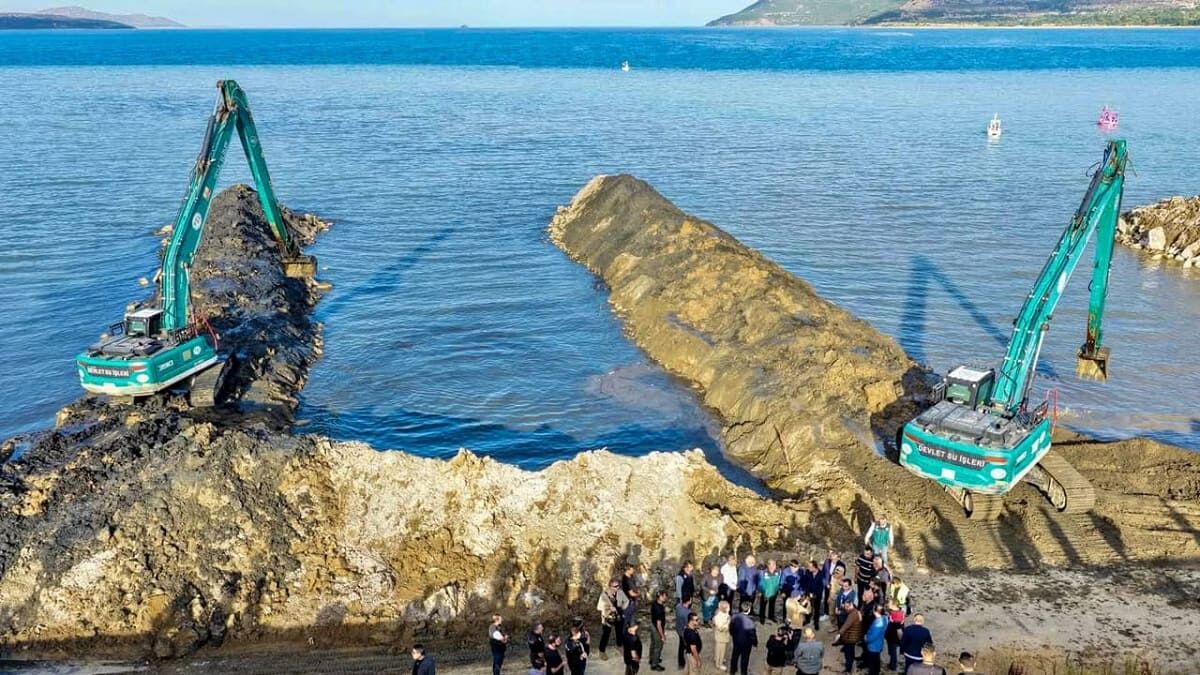 Van Gölü’nde Dip Çamuru Temizliği Sürüyor (2)