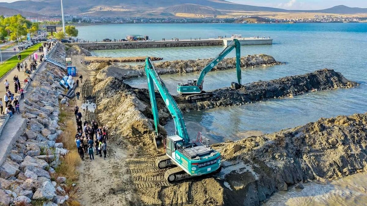 Van Gölü’nde Dip Çamuru Temizliği Sürüyor (3)