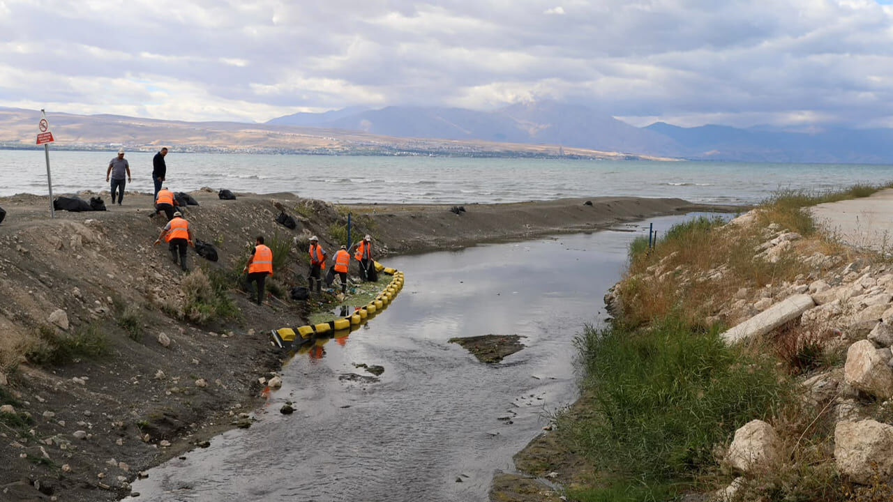 Van Gölü’ne ulaşan dere yataklarında temizlik çalışması