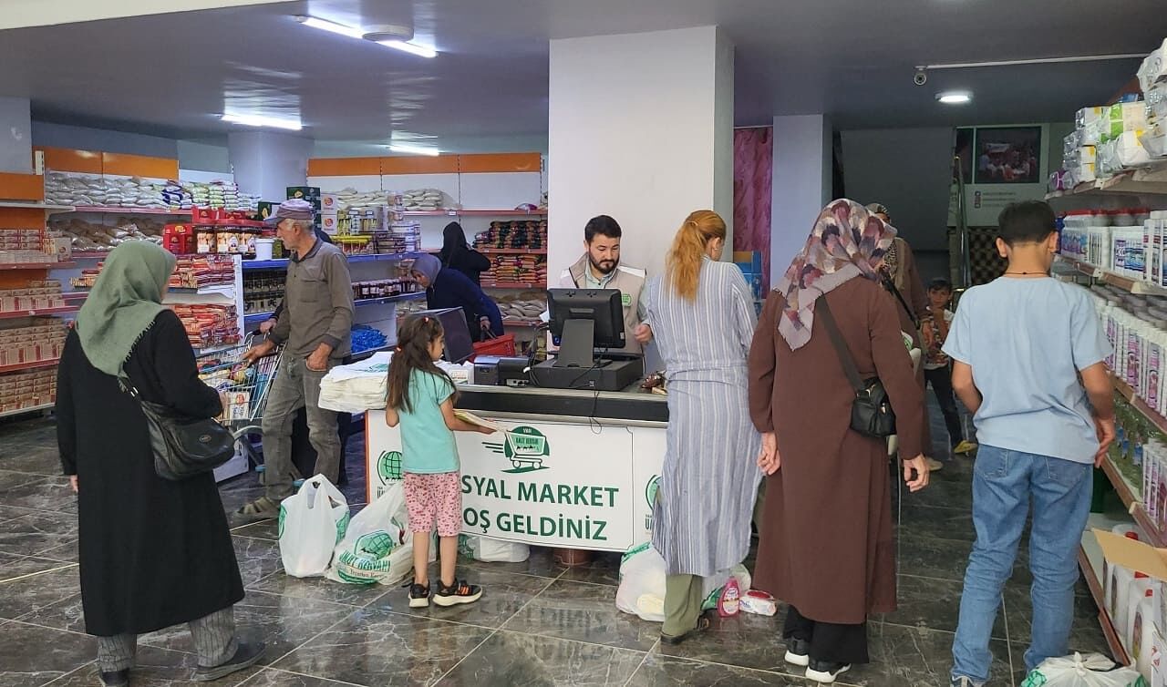 Van Umut Kervanı’ndan Ihtiyaç Sahiplerine Gıda, Giyim Ve Kırtasiye Desteği (3)