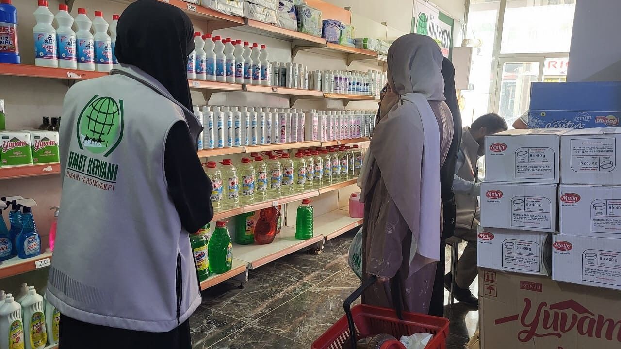 Van Umut Kervanı’ndan Ihtiyaç Sahiplerine Gıda, Giyim Ve Kırtasiye Desteği (4)