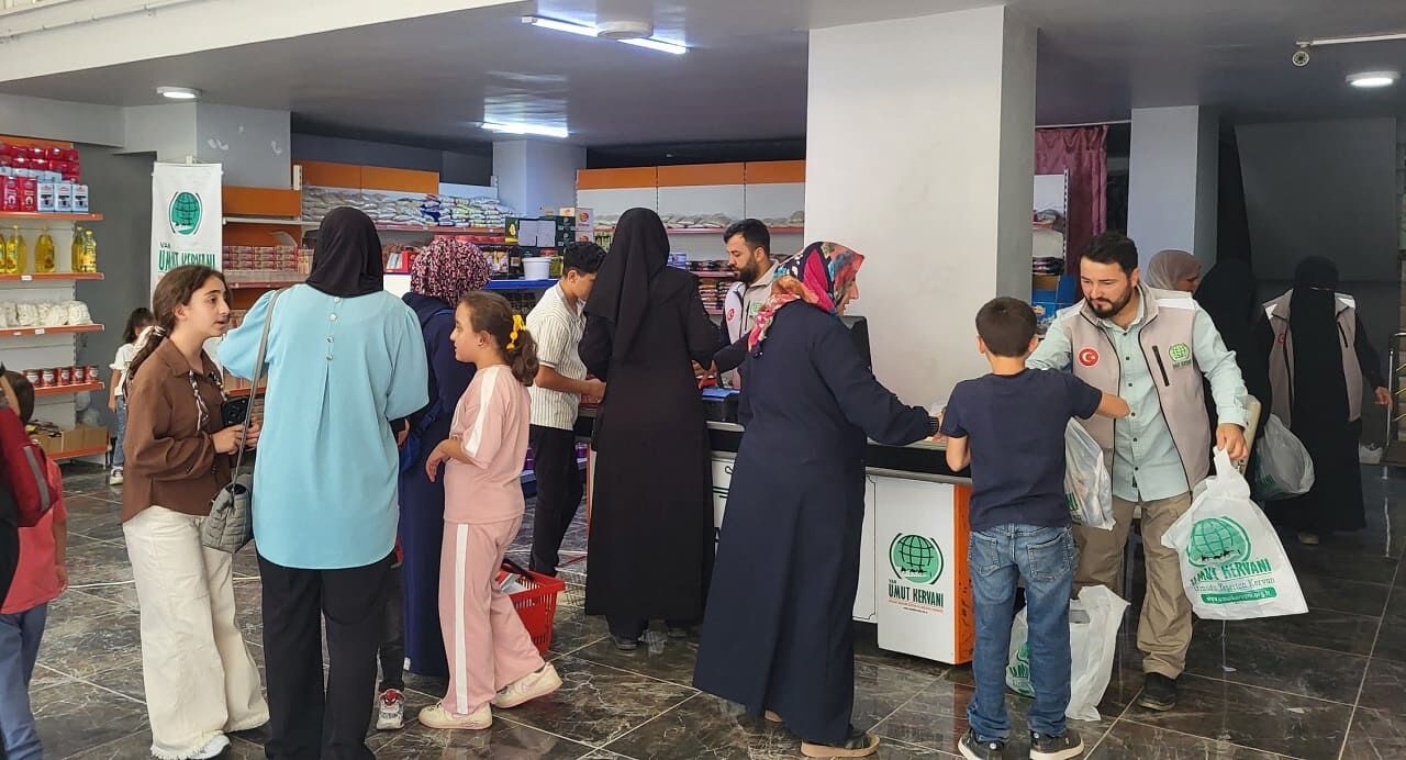 Van Umut Kervanı’ndan Ihtiyaç Sahiplerine Gıda, Giyim Ve Kırtasiye Desteği (5)