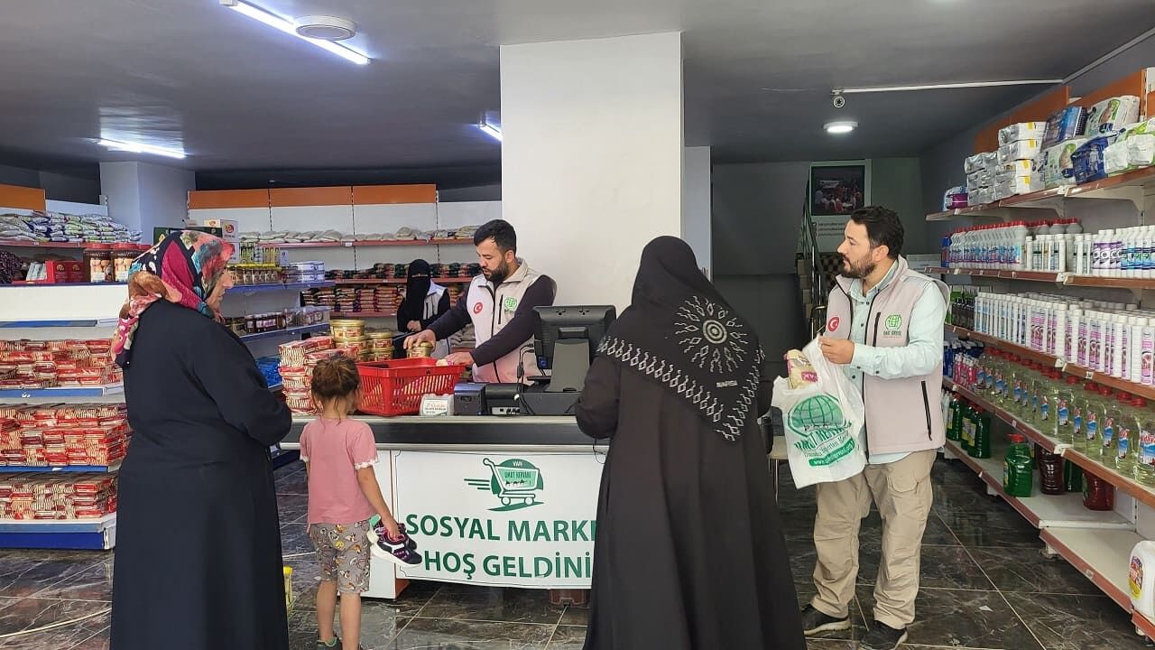 Van Umut Kervanı’ndan Ihtiyaç Sahiplerine Gıda, Giyim Ve Kırtasiye Desteği (6)