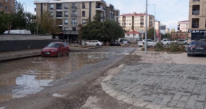 Van’da 2 Aydır Bitmeyen Çalışma Araçlar Çukura Düşüyor (1)