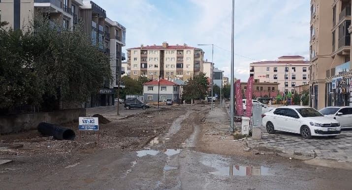 Van’da 2 Aydır Bitmeyen Çalışma Araçlar Çukura Düşüyor (2)