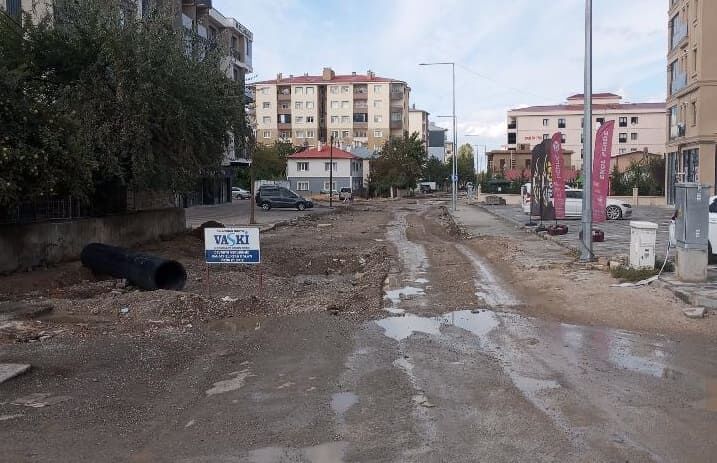 Van’da 2 Aydır Bitmeyen Çalışma Araçlar Çukura Düşüyor (3)