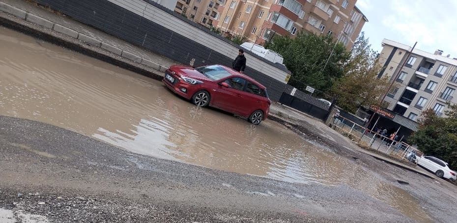 Van’da 2 Aydır Bitmeyen Çalışma Araçlar Çukura Düşüyor (4)