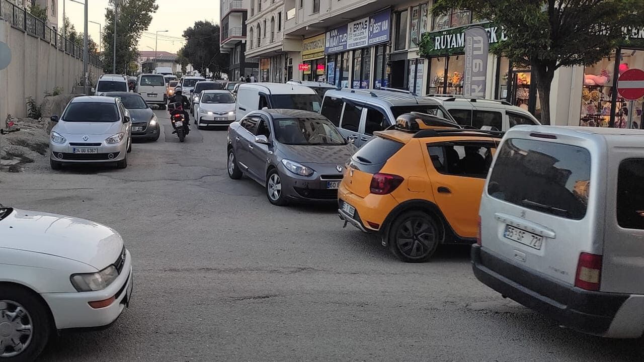 Van’da Düzensiz Parklar Trafiği Kilitliyor (1)