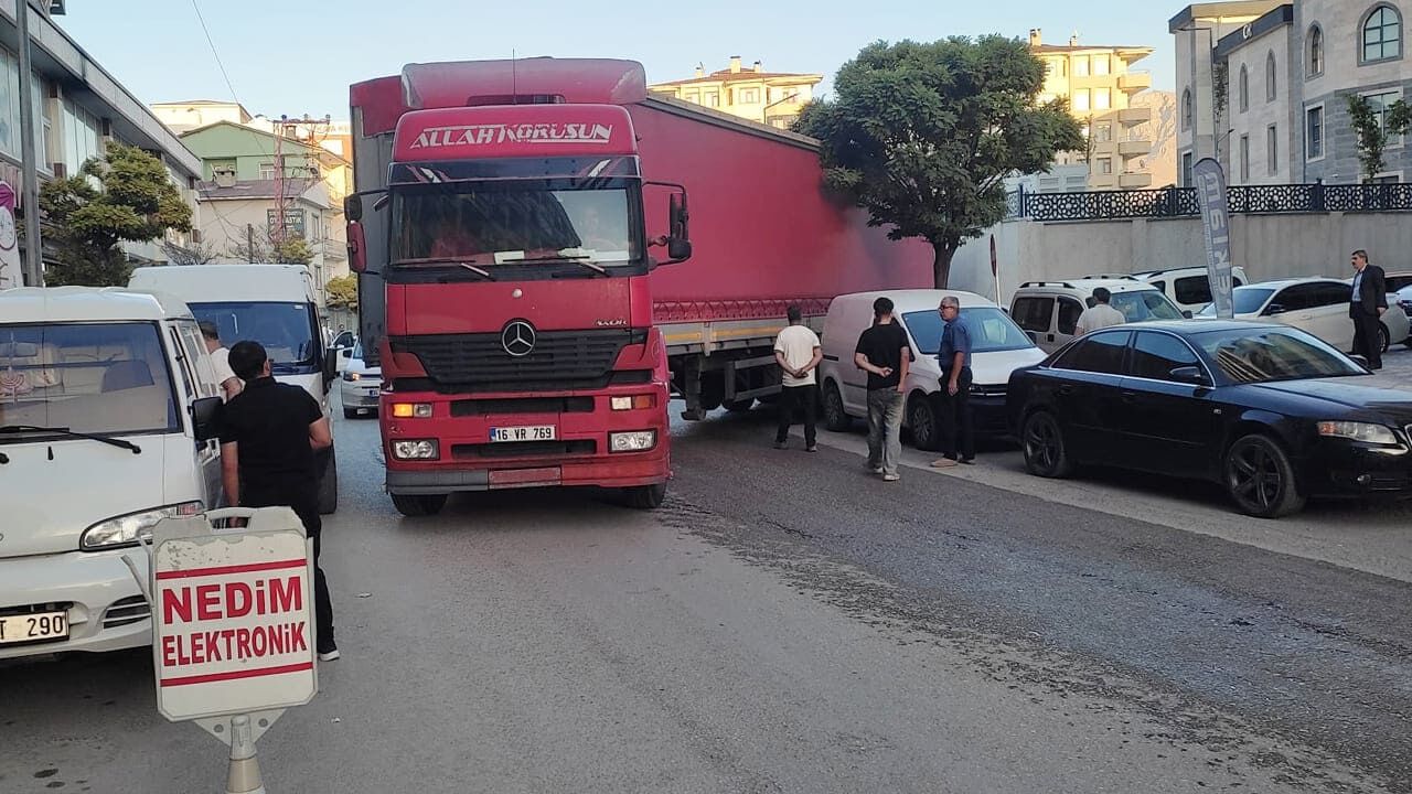 Van’da Düzensiz Parklar Trafiği Kilitliyor (2)
