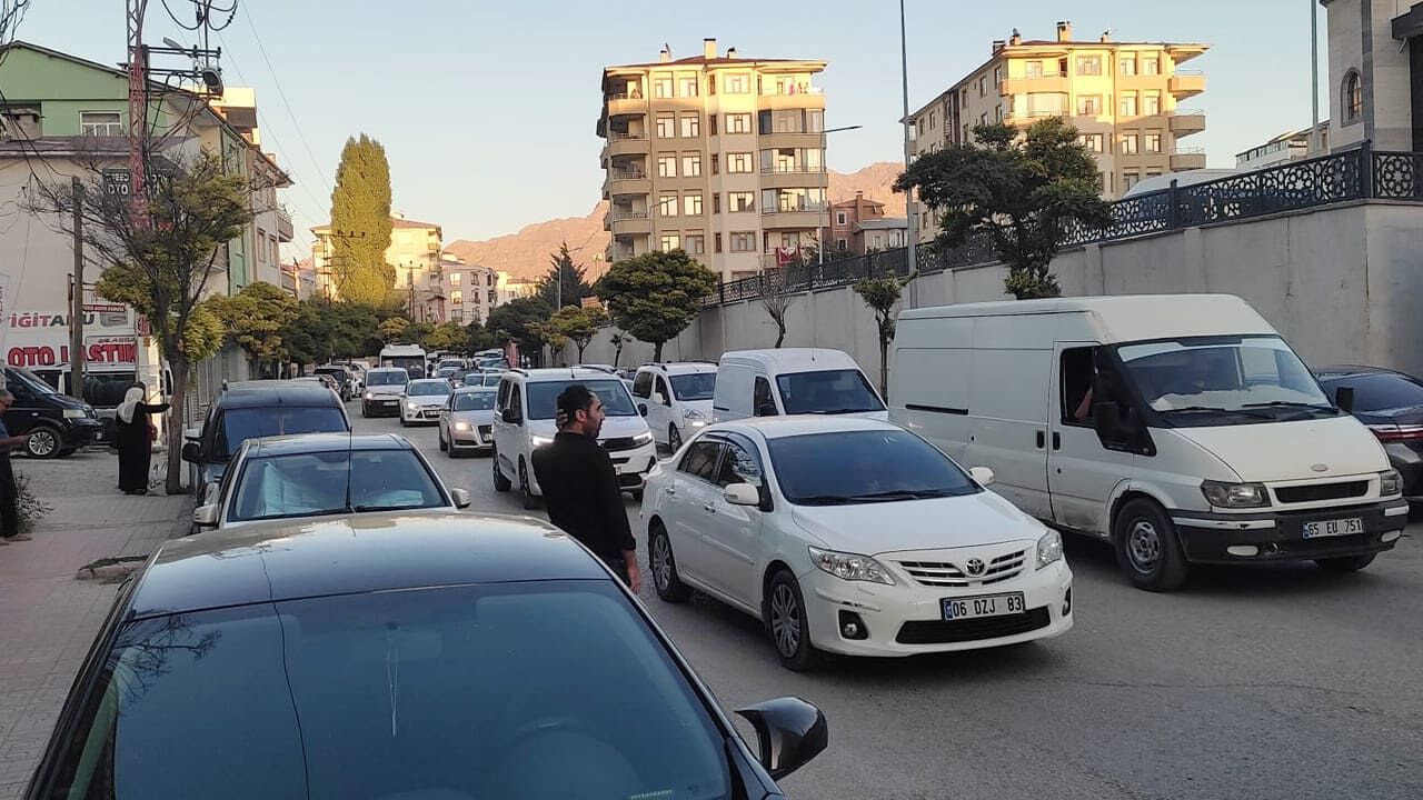 Van’da Düzensiz Parklar Trafiği Kilitliyor (3)