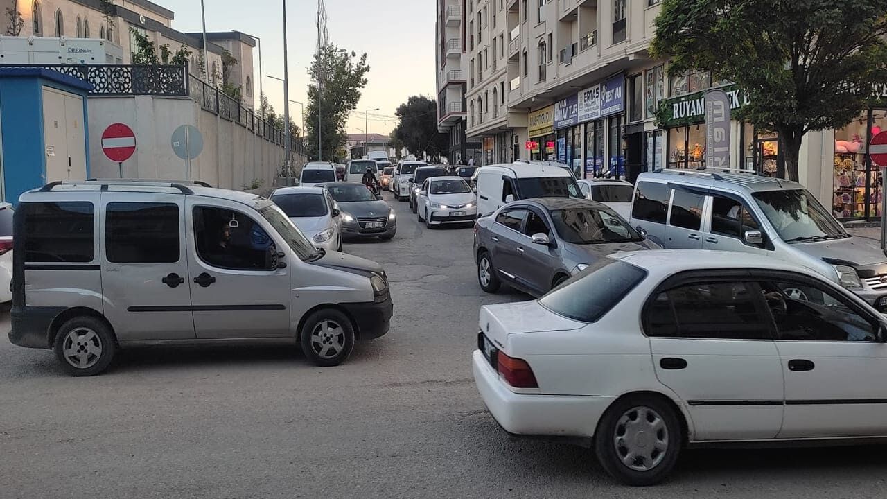 Van’da Düzensiz Parklar Trafiği Kilitliyor (4)