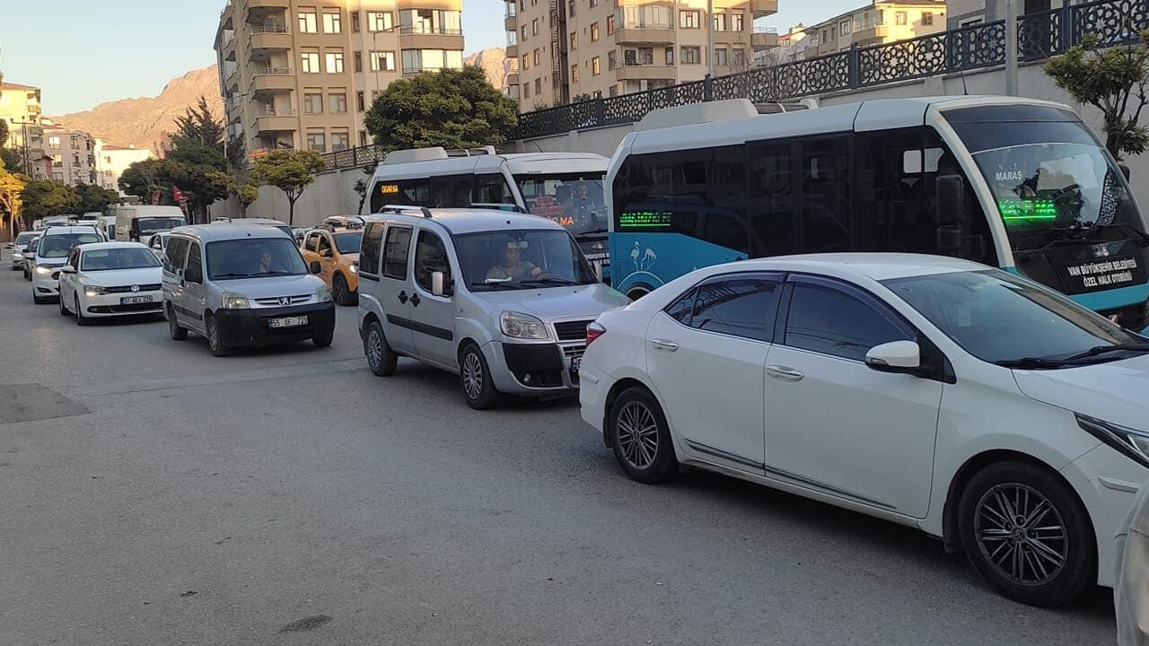 Van’da Düzensiz Parklar Trafiği Kilitliyor (5)