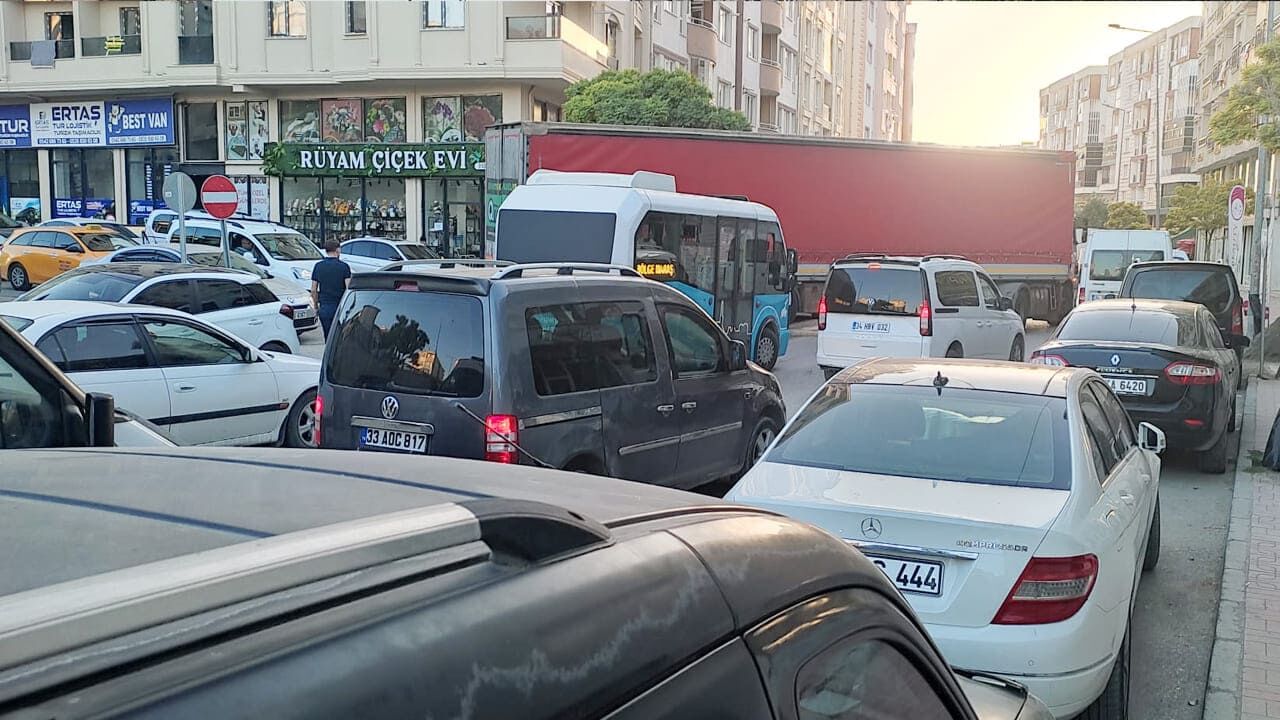 Van’da Düzensiz Parklar Trafiği Kilitliyor (7)