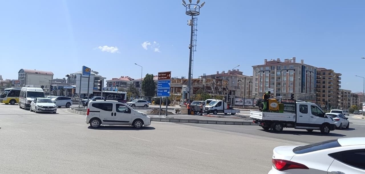 Van’da Eski Emniyet Kavşağı Trafiğe Açıldı! (1)