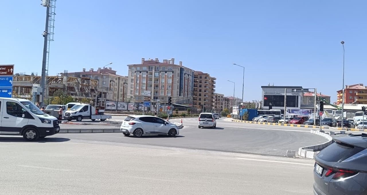 Van’da Eski Emniyet Kavşağı Trafiğe Açıldı! (2)