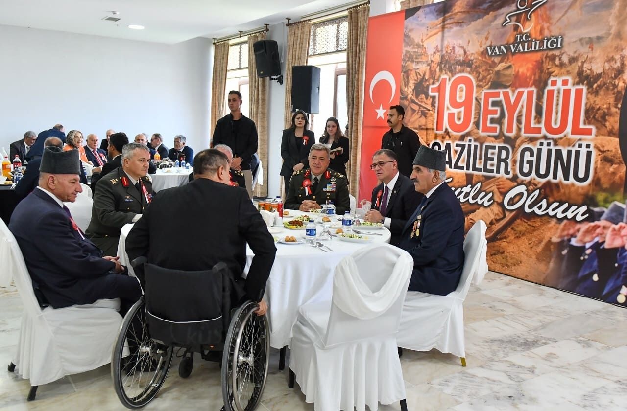 Van’da gaziler onuruna yemek verildi