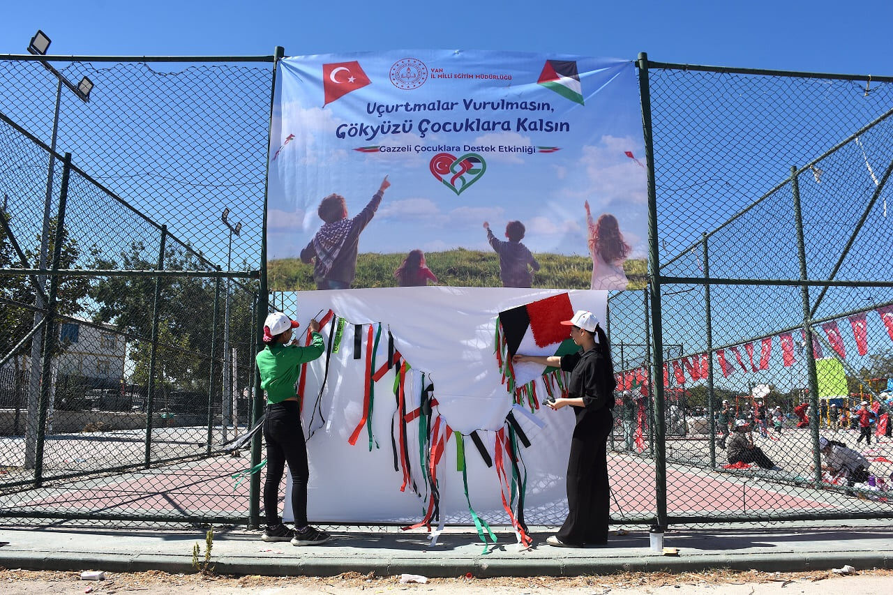 Van’da Gökyüzü Umudun, Barışın Ve Kardeşliğin Renkleriyle Donatıldı (1)