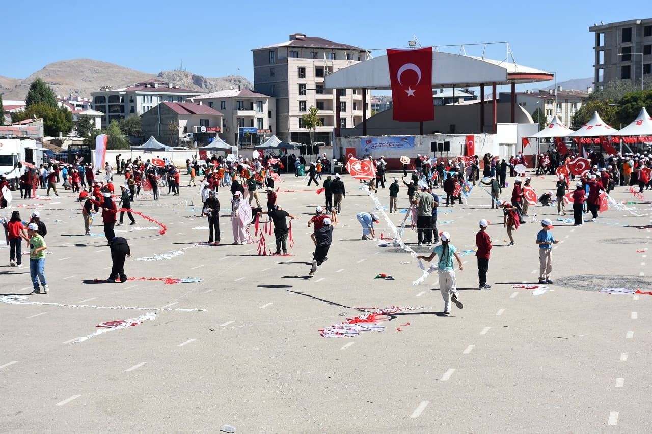 Van’da Gökyüzü Umudun, Barışın Ve Kardeşliğin Renkleriyle Donatıldı (3)