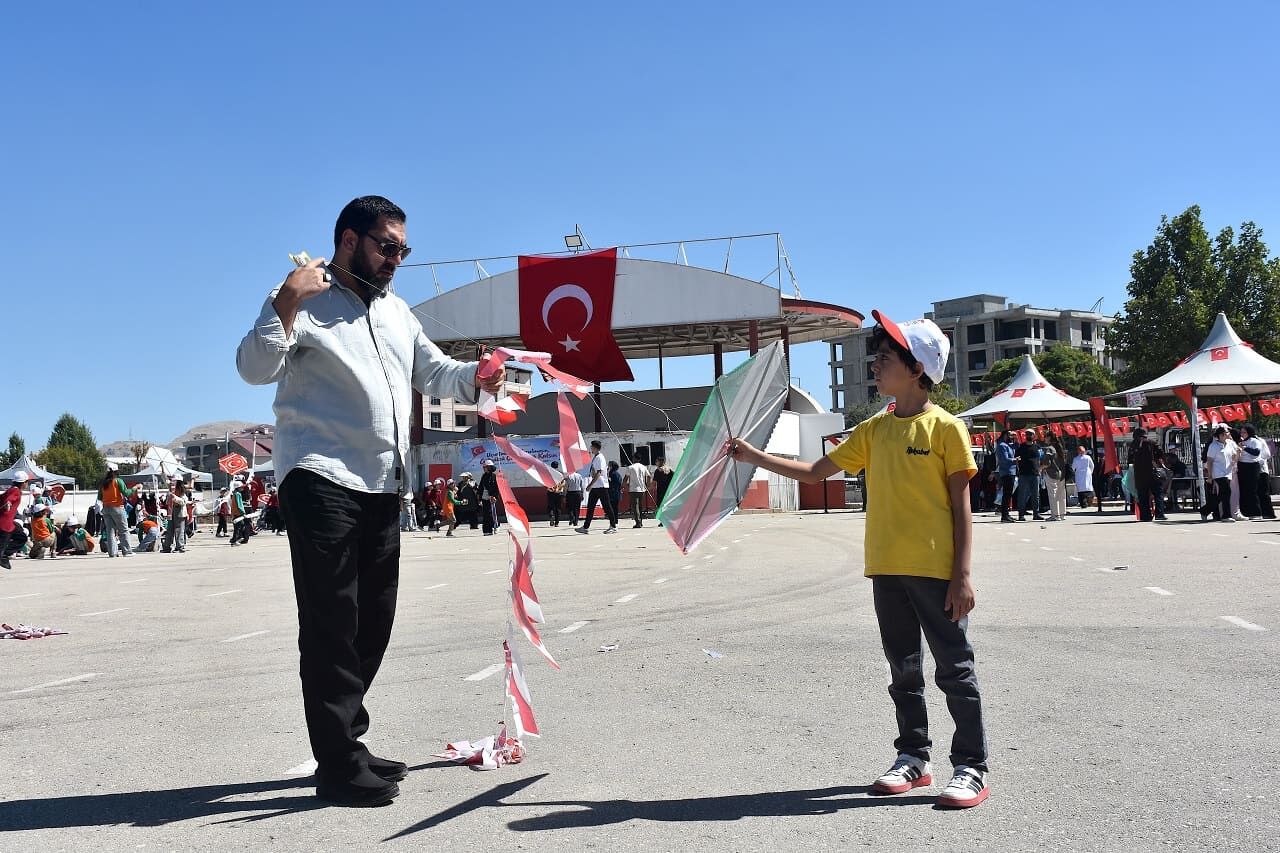 Van’da Gökyüzü Umudun, Barışın Ve Kardeşliğin Renkleriyle Donatıldı (5)
