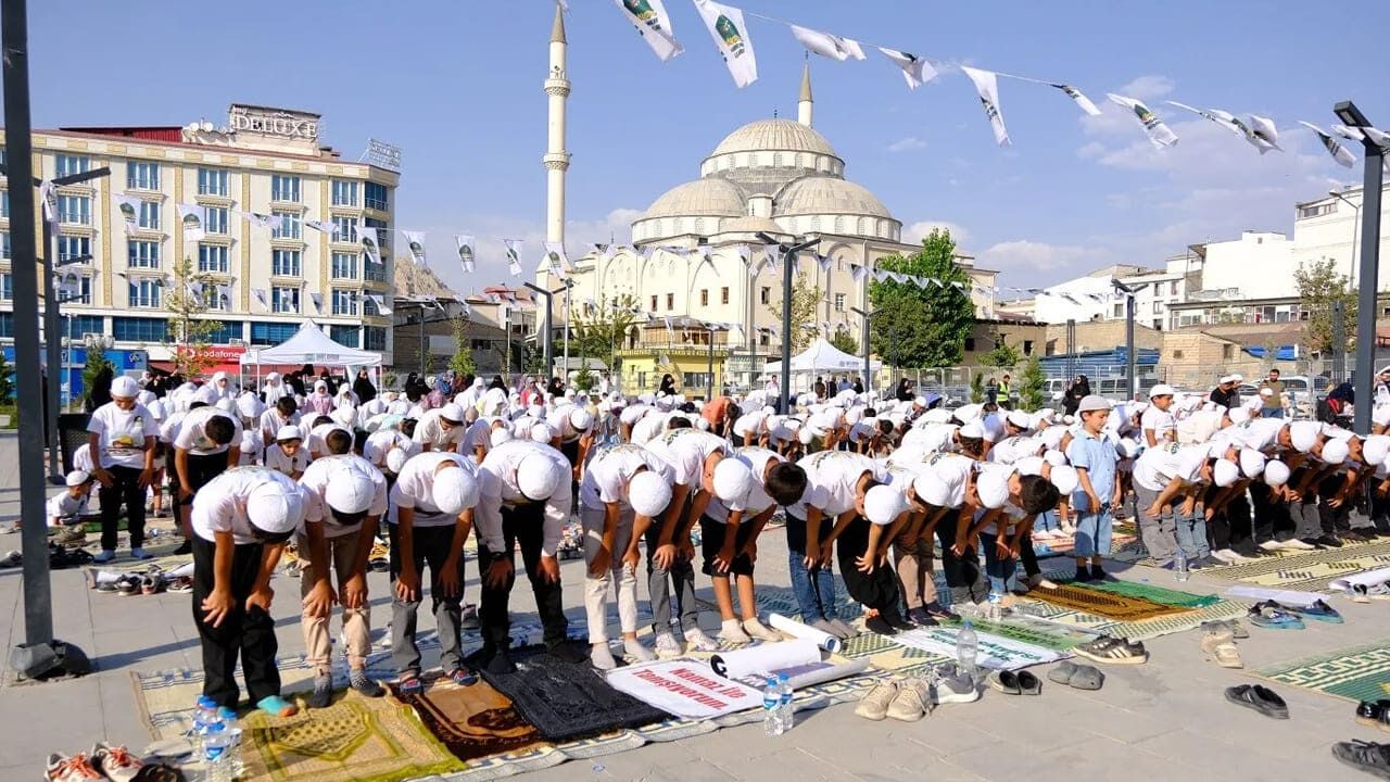 Van’da ‘Hayat Namazla Güzeldir’ Final Programı Düzenlenecek (3)