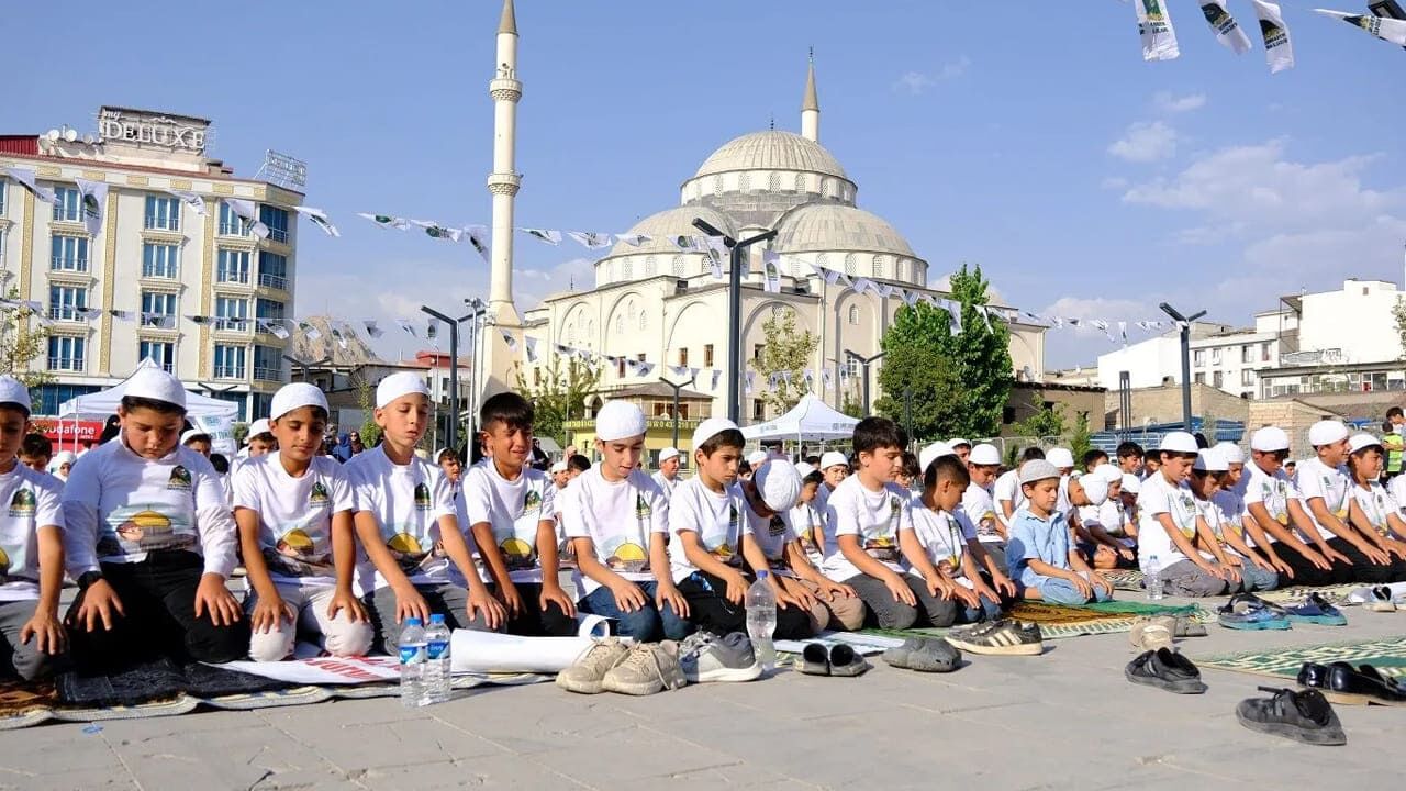 Van’da ‘Hayat Namazla Güzeldir’ Final Programı Düzenlenecek (5)