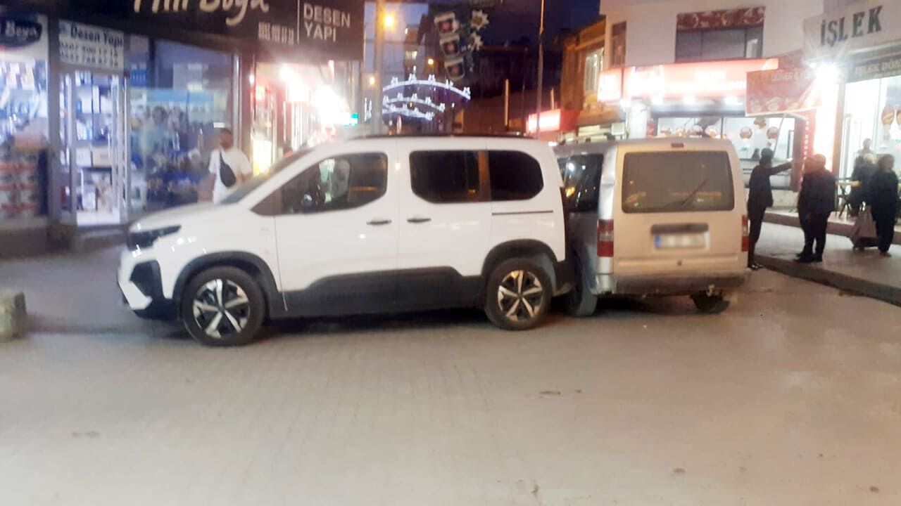 Van’da Kaldırımlar Araçlara, Yollar Karmaşaya Teslim! (1)