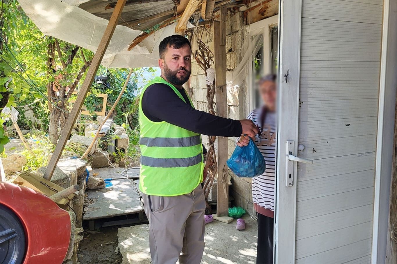 Van'da Kesilen Adak Kurbanları Ihtiyaç Sahibi Ailelere Dağıtıldı! (1)