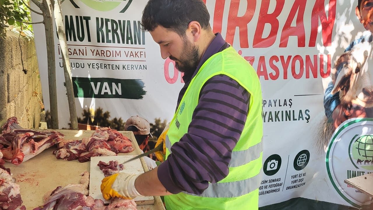 Van'da Kesilen Adak Kurbanları Ihtiyaç Sahibi Ailelere Dağıtıldı! (6)